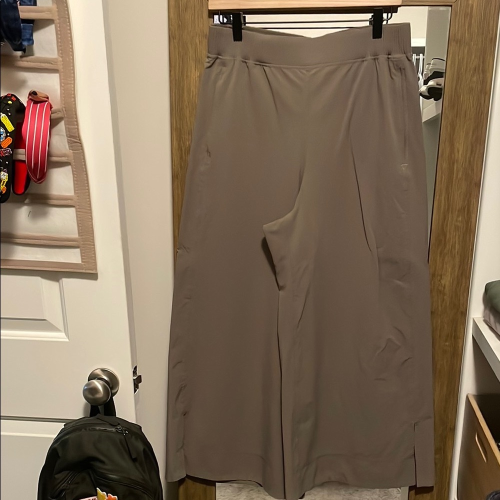 Lululemon wide leg cropped pants sz L